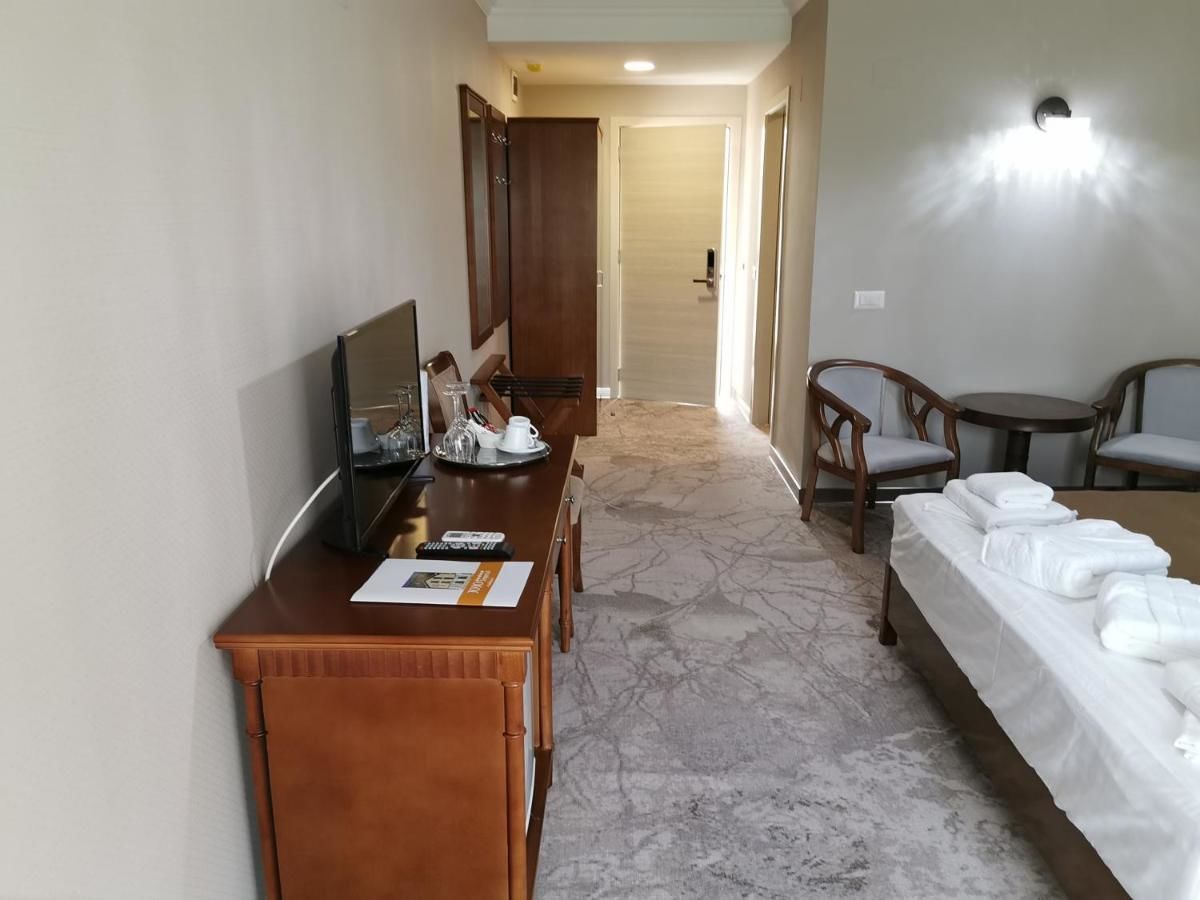 Отель Pensiunea JOJO Imperial Resort&Spa Бэиле-Еркулане-26